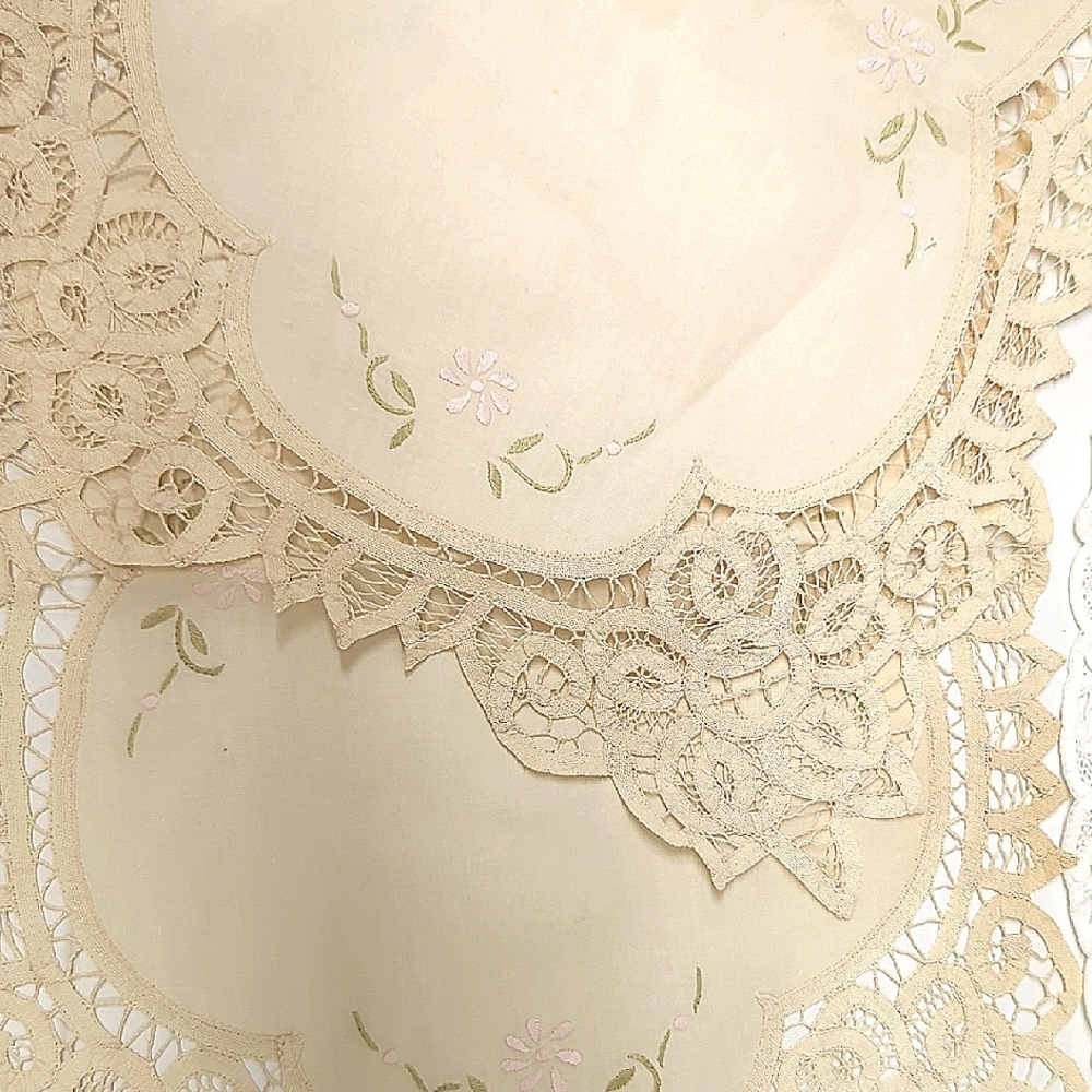 Embroidered placemats in Ecru